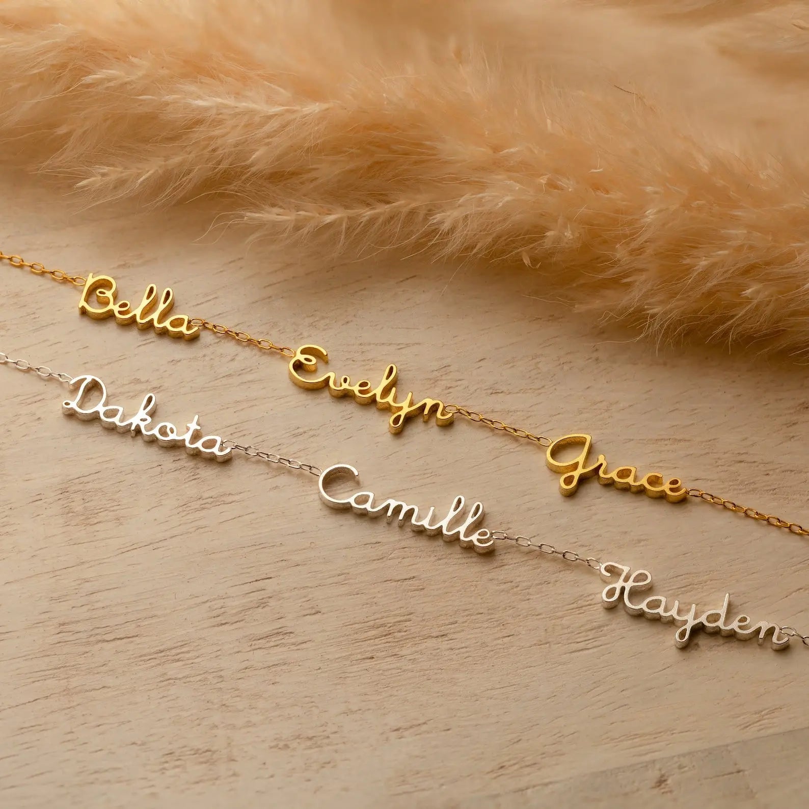 Collar Delicado con Múltiples Nombres