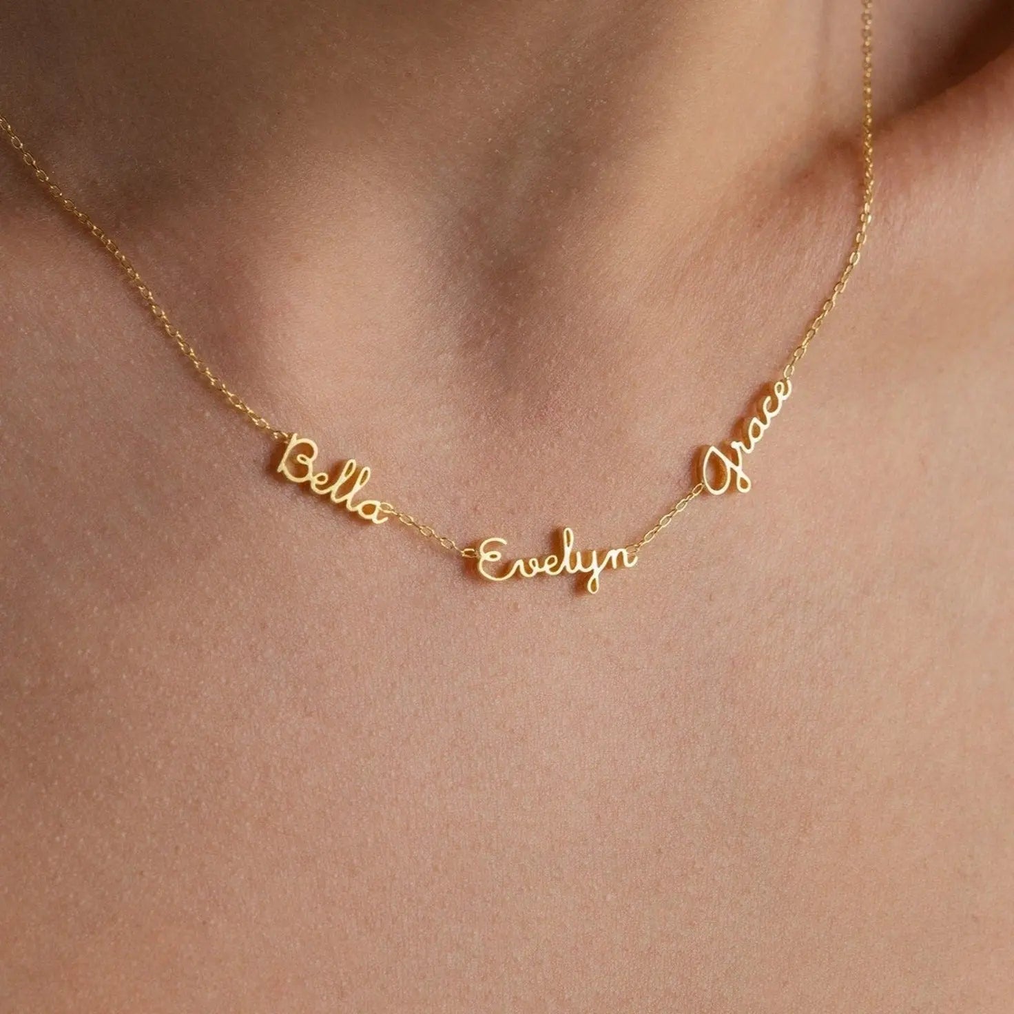 Collar Delicado con Múltiples Nombres